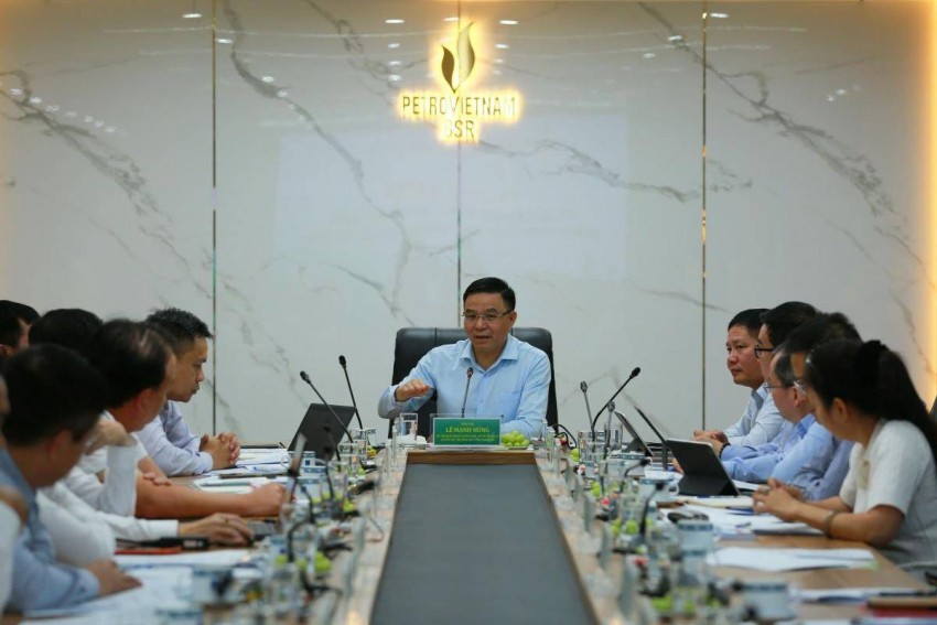 Ngày 28/3, Quyền Bộ trưởng Bộ Công Thương Lê Mạnh Hùng cùng đoàn công tác đã có buổi làm việc với Công ty Cổ phần lọc hóa dầu Bình Sơn (BSR) về việc vận hành Nhà máy lọc dầu Dung Quất và chuẩn bị nhiên liệu cho nhà máy.