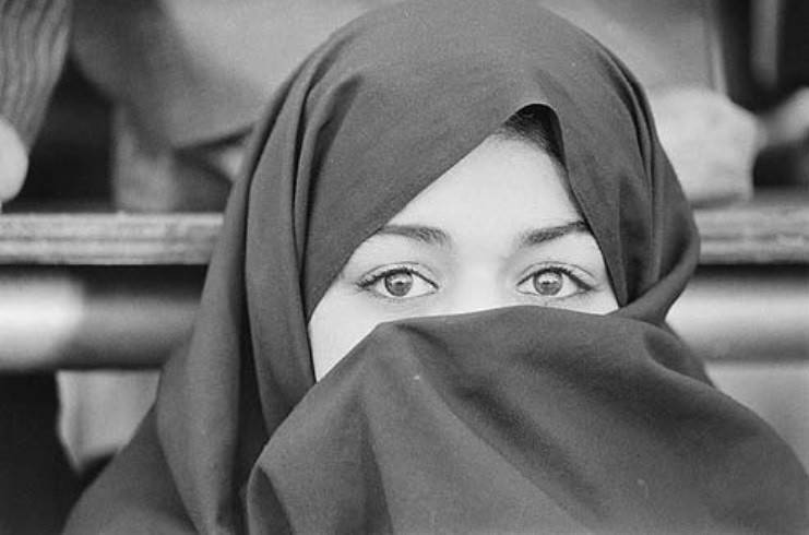 Phụ nữ Iran chỉ được phép đi du lịch và cấp hộ chiếu khi có sự đồng ý từ phía người chồng, họ cũng không thể làm việc trong một công ty nếu như công ty đó không phải của chồng hay một người họ hàng là nam giới.