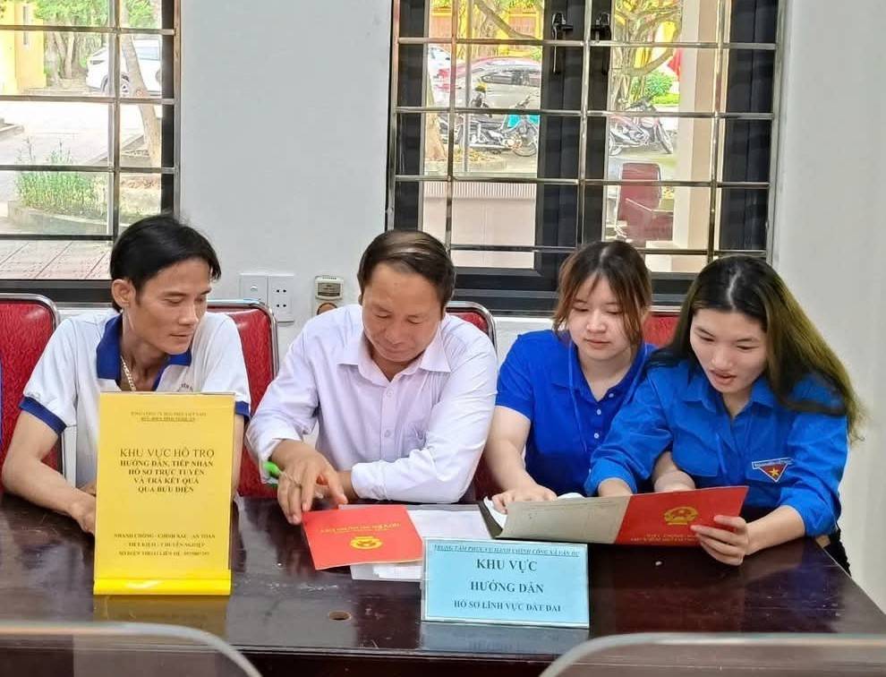 Đoàn viên xã Vân Du đang hỗ trợ người dân tại Trung tâm phục vụ hành chính công