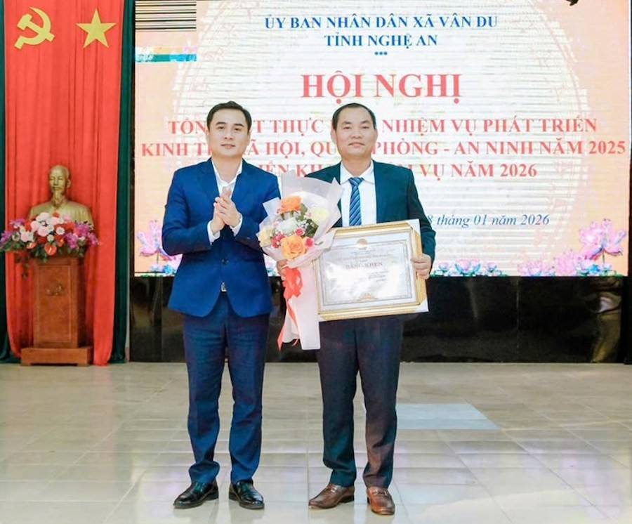 UBND tỉnh Nghệ An tặng Bằng khen cho ông Hoàng Văn Tuấn – Chủ tịch UBND xã Vân Du đã có thành tích xuất sắc trong thực hiện Chiến dịch 90 ngày làm giàu, làm sạch cơ sở dữ liệu quốc gia về đất đai 