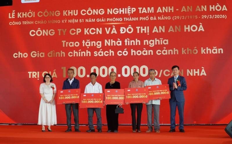 Tại lễ khởi công, chủ đầu tư cũng trao hỗ trợ xây dựng 5 căn nhà tình nghĩa, mỗi căn trị giá 100 triệu đồng, dành cho các hộ gia đình có hoàn cảnh khó khăn trên địa bàn