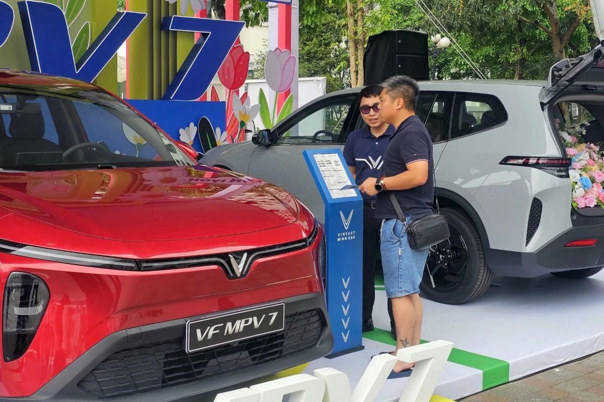 Khách tham dự được lái thử và tư vấn về các chương trình ưu đãi của VinFast với mẫu MPV gia đình VF MPV 7