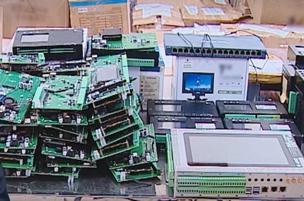 Loạt tang vật bị lực lượng chức năng thu giữ.