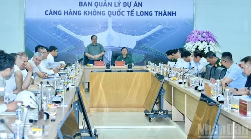 Thủ tướng Phạm Minh Chính chủ trì cuộc làm việc với các Bộ, ngành, cơ quan, đơn vị liên quan về tiến độ triển khai đầu tư xây dựng Dự án Cảng hàng không quốc tế Long Thành (Ảnh: https://nhandan.vn).