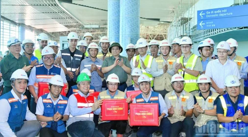 Thủ tướng Chính phủ Phạm Minh Chính tặng quà động viên các đơn vị đang thi công hạng mục Nhà ga hành khách - Cảng hàng không quốc tế Long Thành (Ảnh: https://nhandan.vn).