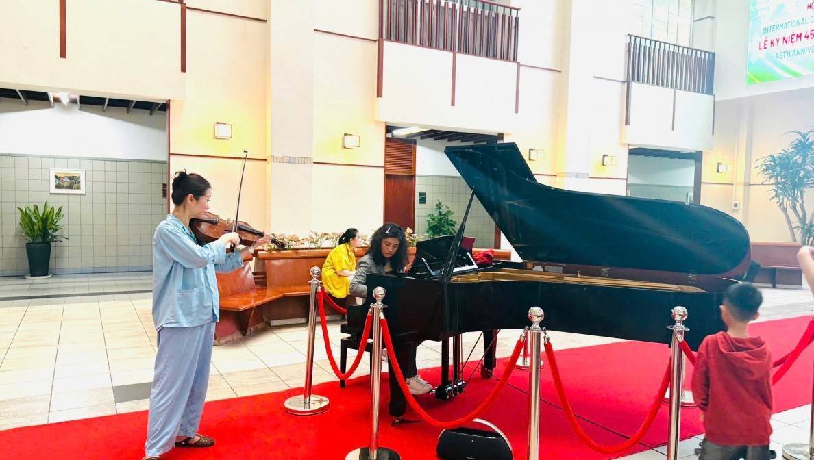Nữ bệnh nhân kéo đàn viola ở bệnh viện Bạch Mai
