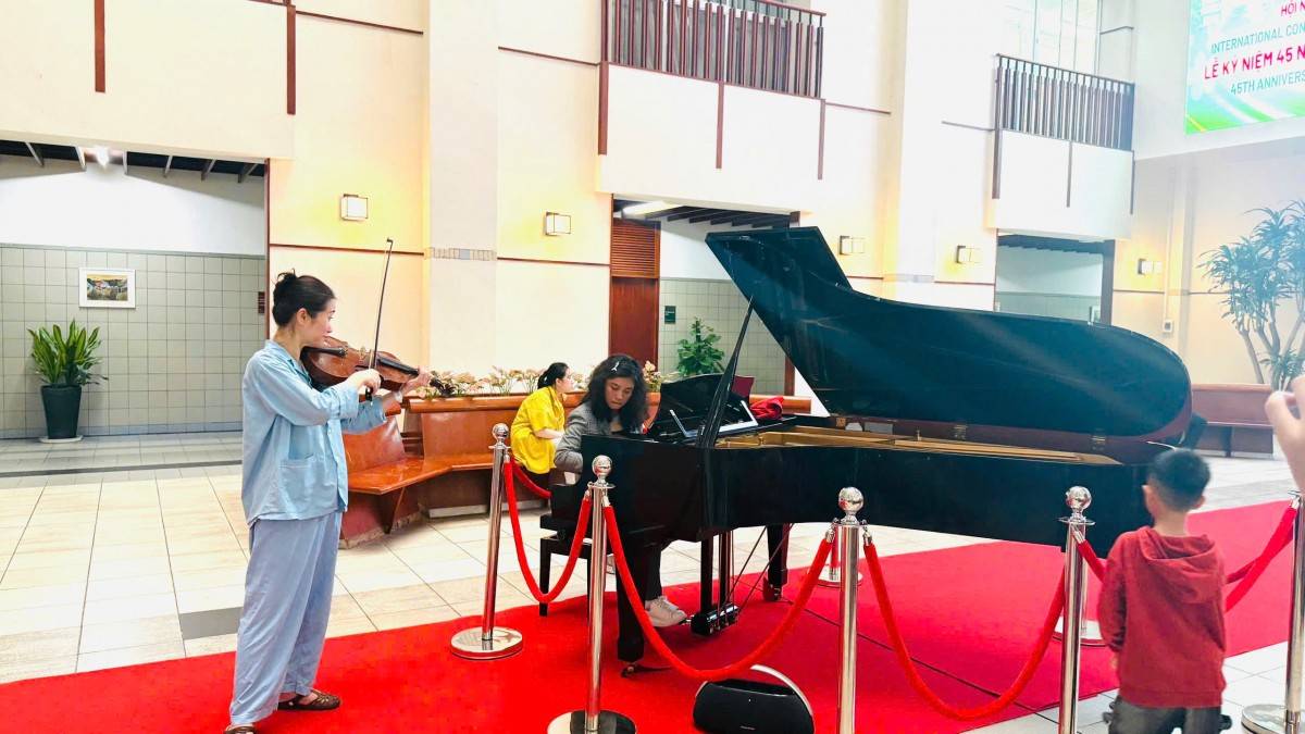 Nữ bệnh nhân kéo đàn viola ở bệnh viện Bạch Mai