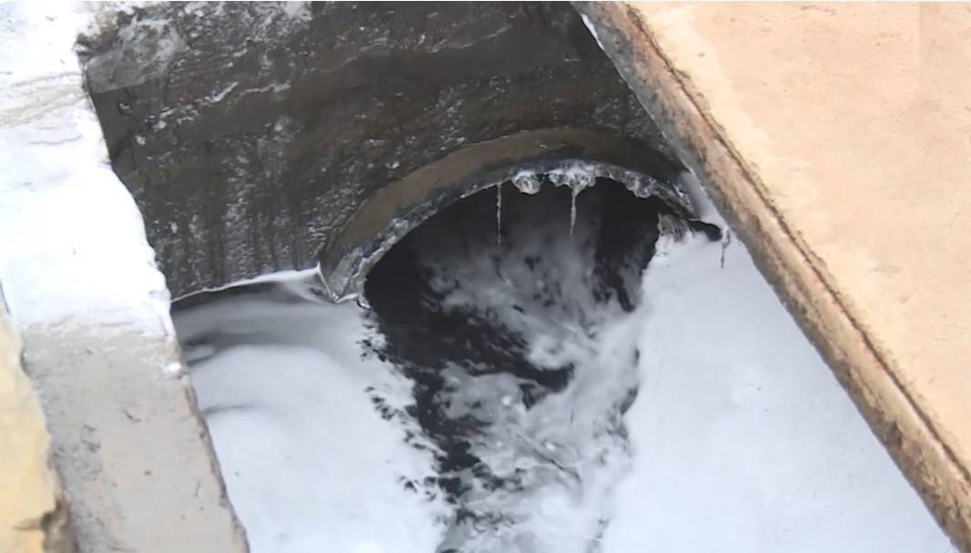 Nếu trước đây, dấu hiệu xả thải trái phép còn có thể nhận ra bằng màu nước, mùi khí hay hiện trường sản xuất, thì nay sai phạm bị che giấu ngay từ những con số mà cơ quan quản lý dùng để theo dõi môi trường.