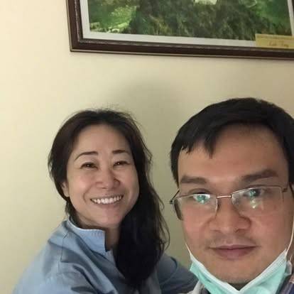 Nữ bệnh nhân kéo đàn viola ở bệnh viện Bạch Mai