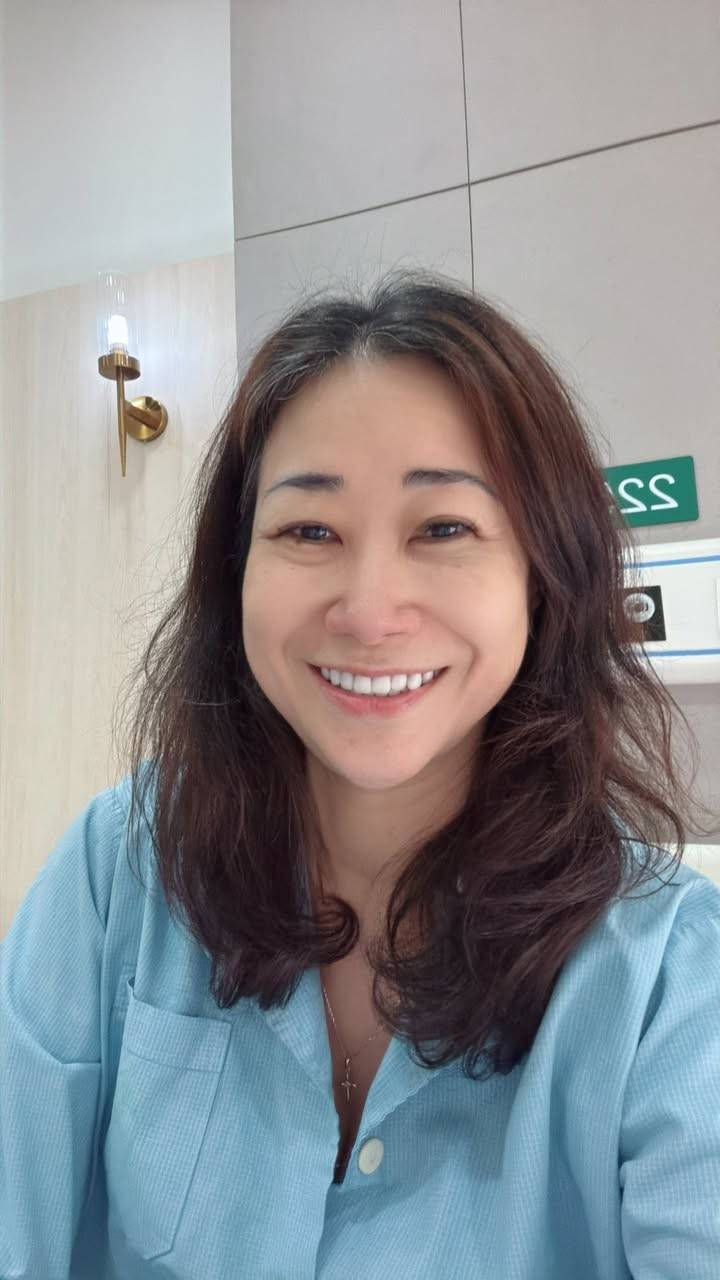 Nữ bệnh nhân kéo đàn viola ở bệnh viện Bạch Mai