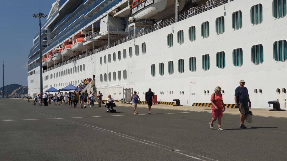 Khánh Hòa chào đón tàu Ms Coral Princess với 1.800 du khách đến từ Mỹ, Úc, Châu Âu