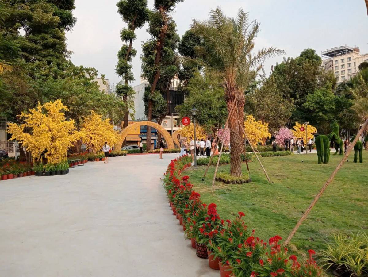 Khu đất số 8 Võ Văn Tần, phường Xuân Hòa, thuộc dự án Nhà thi đấu Phan Đình Phùng, rộng 14.400 m2, nằm trên bốn mặt tiền Pasteur - Nguyễn Đình Chiểu - Nam Kỳ Khởi Nghĩa - Võ Văn Tần