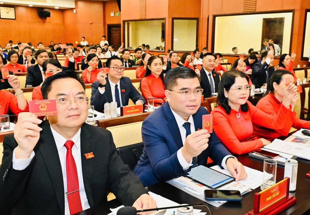 Các đại biểu biểu quyết thông qua chương trình kỳ họp