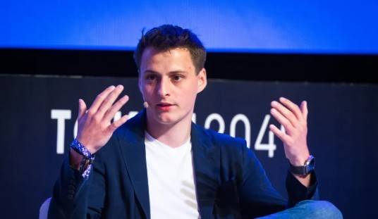 Alex Blania hiện là CEO kiêm đồng sáng lập Tools for Humanity, công ty công nghệ đứng sau dự án World (trước đây là Worldcoin), nền tảng xác minh danh tính số bằng công nghệ quét mống mắt.