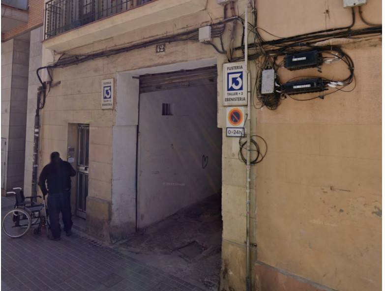 Google Street View đang hiển thị hình ảnh và địa chỉ của một điểm đăng ký Worldcoin tại Barcelona — nơi người dùng đến để quét mống mắt mắt bằng thiết bị chuyên dụng nhằm tạo tài khoản định danh số. Đến đầu ngày hôm nay, địa điểm này vẫn còn xuất hiện trên bản đồ