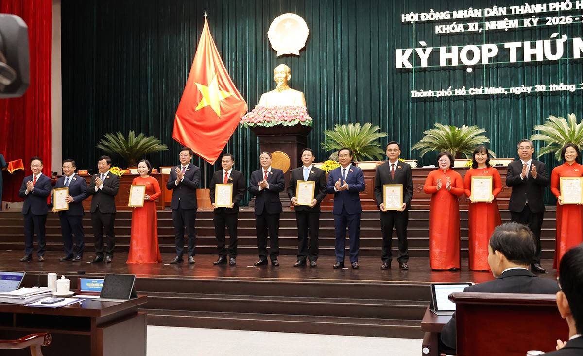 Trao Giấy chứng nhận tư cách đại biểu HĐND TP.Hồ Chí Minh khóa XI cho các đại biểu