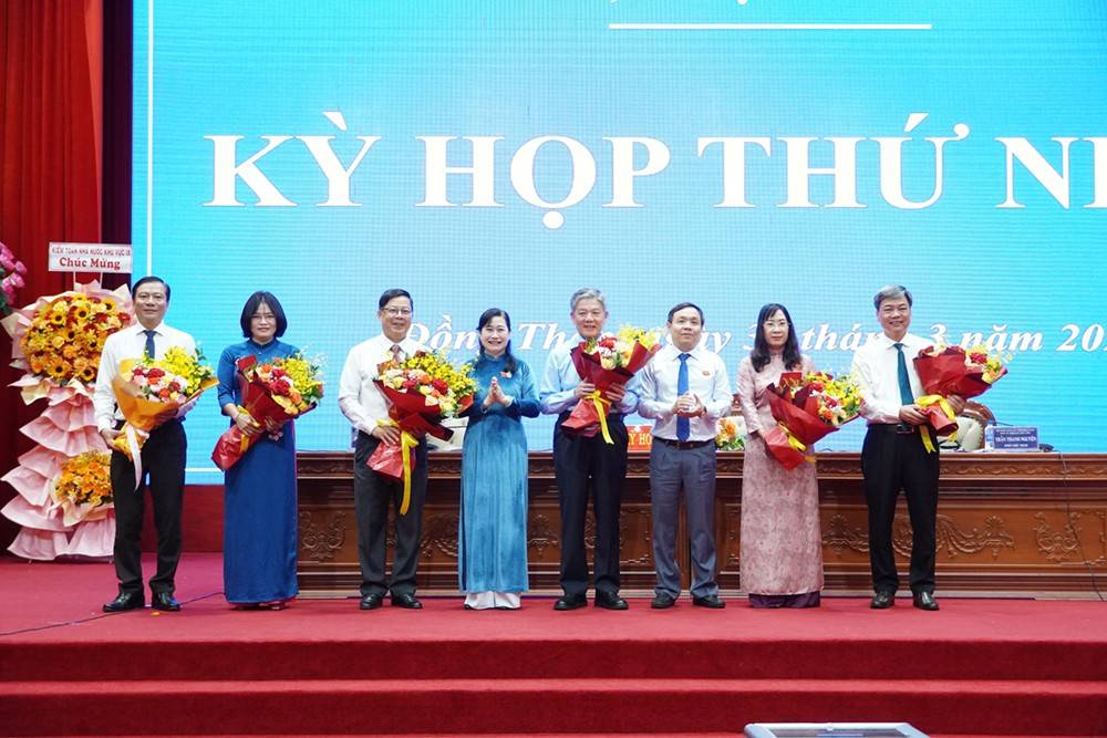 Đồng chí Phan Văn Thắng và đồng chí Châu Thị Mỹ Phương tặng hoa chúc mừng Chủ tịch, Phó Chủ tịch và Trưởng các Ban của Hội đồng nhân dân tỉnh khóa XI