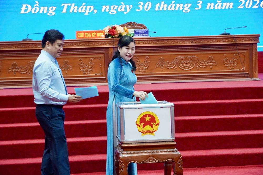 Các đại biểu bỏ phiếu bầu chức danh Chủ tịch Hội đồng nhân dân tỉnh, Phó Chủ tịch và Trưởng các Ban Hội đồng nhân dân tỉnh nhiệm kỳ 2026 – 2031