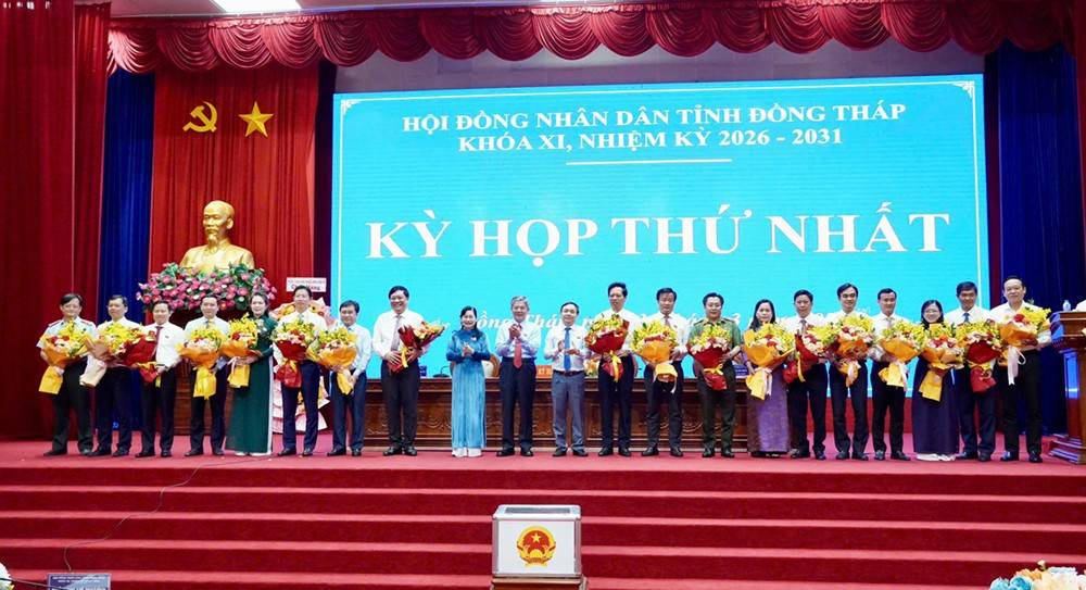 Thường trực Tỉnh ủy tặng hoa chúc mừng Chủ tịch, các Phó Chủ tịch và các Ủy viên Ủy ban nhân dân tỉnh khóa XI