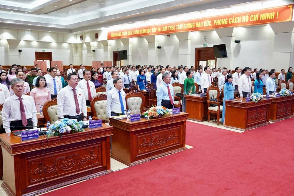 Các đại biểu thực hiện nghi lễ chào cờ