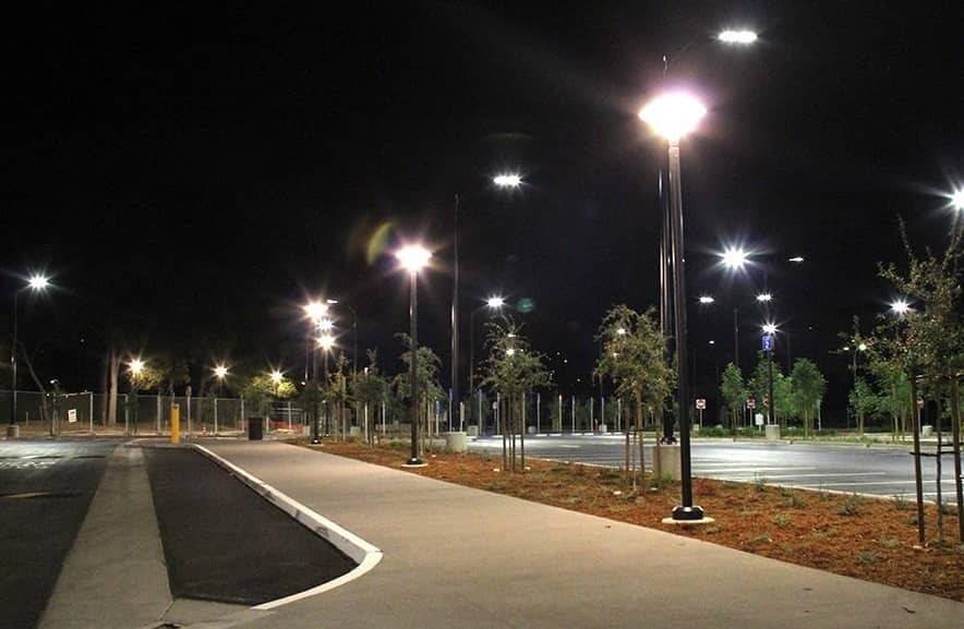 Các tổ chức, cá nhân quản lý vận hành hệ thống chiếu sáng công cộng, hệ thống chiếu sáng cho mục đích quảng cáo, trang trí ngoài trời cần phối hợp với cơ sở cung cấp điện xây dựng và tổ chức triển khai kế hoạch tiết kiệm điện, phải đảm bảo tiết kiệm điện năng tiêu thụ cho các hoạt động chiếu sáng.