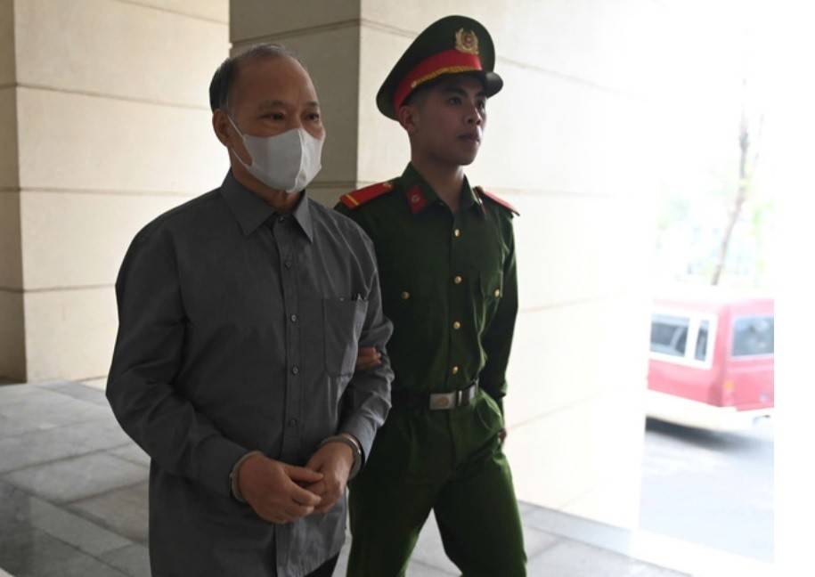 Cựu Thứ trưởng Hoàng Văn Thắng được dẫn giải tới toà.