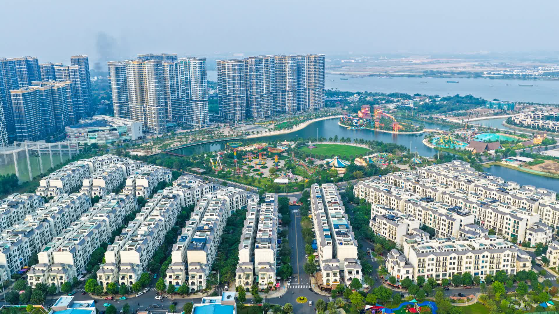 “Ông lớn” ngoài ngành đổ bộ địa ốc: Xu hướng mới hay chiến lược phòng thủ?