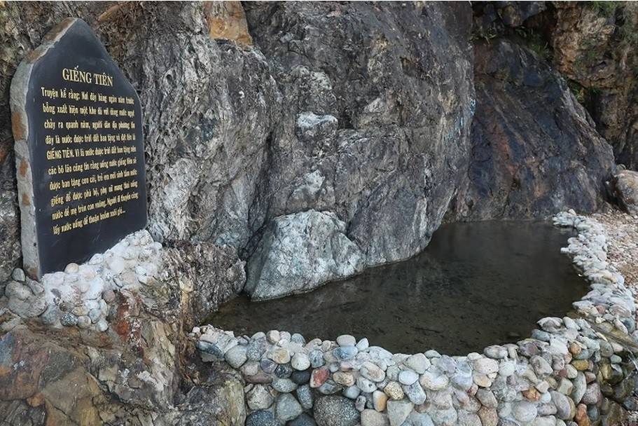 Giếng Tiên nằm trong khu du lịch Eo Gió, thuộc làng chài Nhơn Lý, phường Quy Nhơn Đông, tỉnh Gia Lai (tỉnh Bình Định cũ).