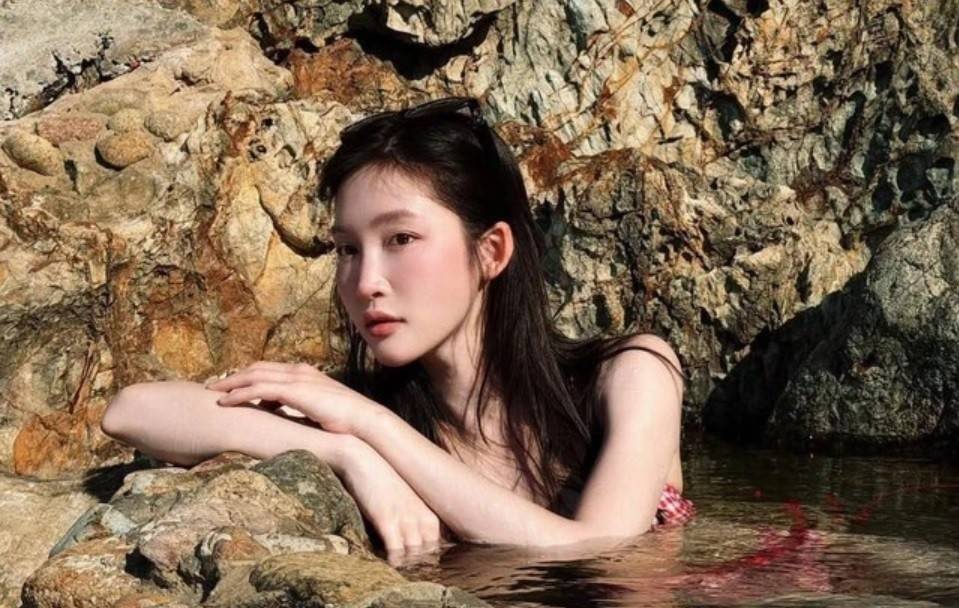 Vụ việc ca sĩ Juky San ngâm mình chụp ảnh tại Giếng Tiên khiến đông đảo cư dân mạng cho rằng cô thiếu ý thức cộng đồng, làm ảnh hưởng đến cảnh quan và giá trị văn hóa của Giếng Tiên.