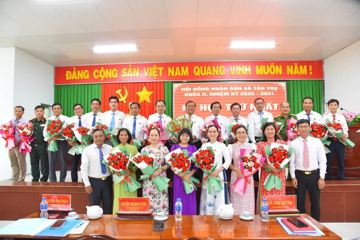 Tặng hoa chúc mừng các đại biểu HĐND xã nhiệm kỳ 2026-2031.