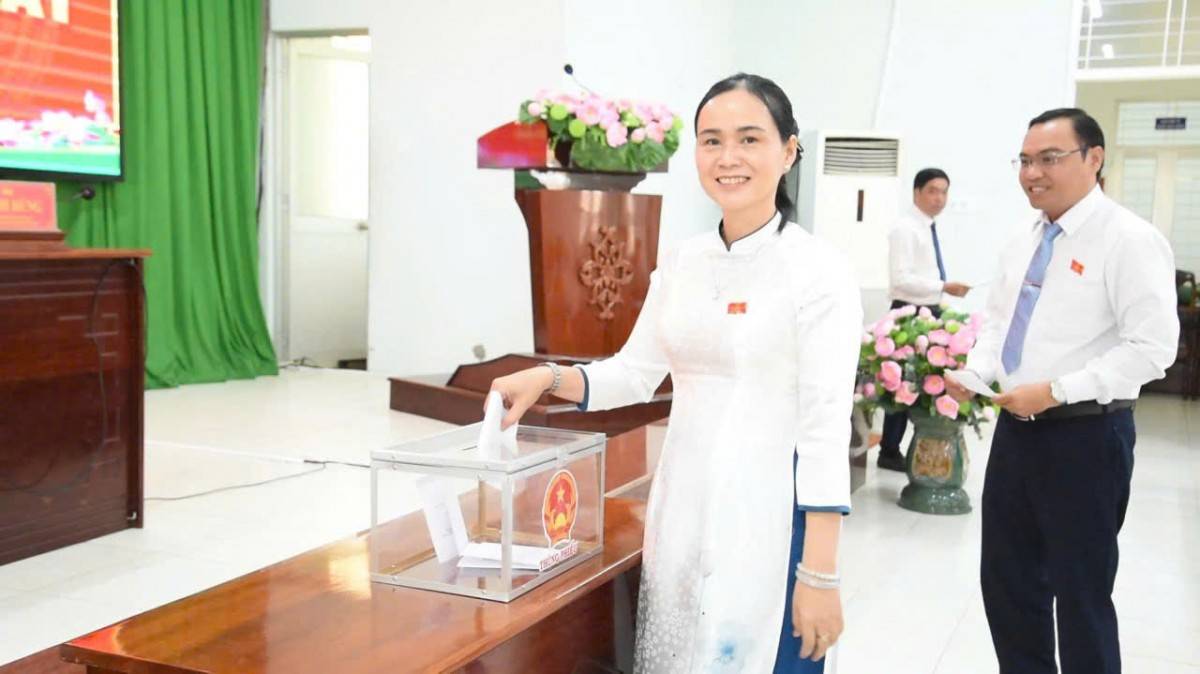 HĐND xã đã tiến hành bầu các chức danh chủ chốt của nhiệm kỳ mới. 