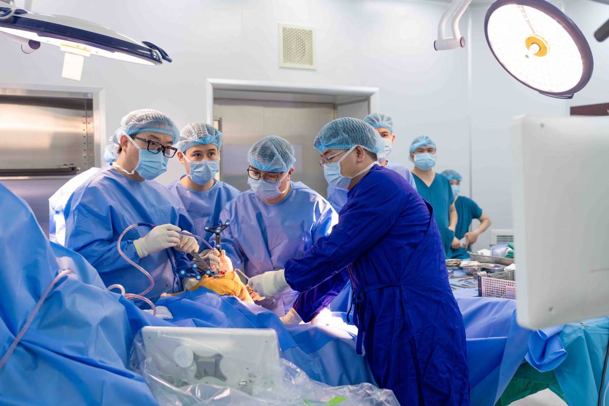  Ê-kíp bác sĩ phẫu thuật thay khớp gối toàn phần cho bệnh nhân cùng robot CORI.