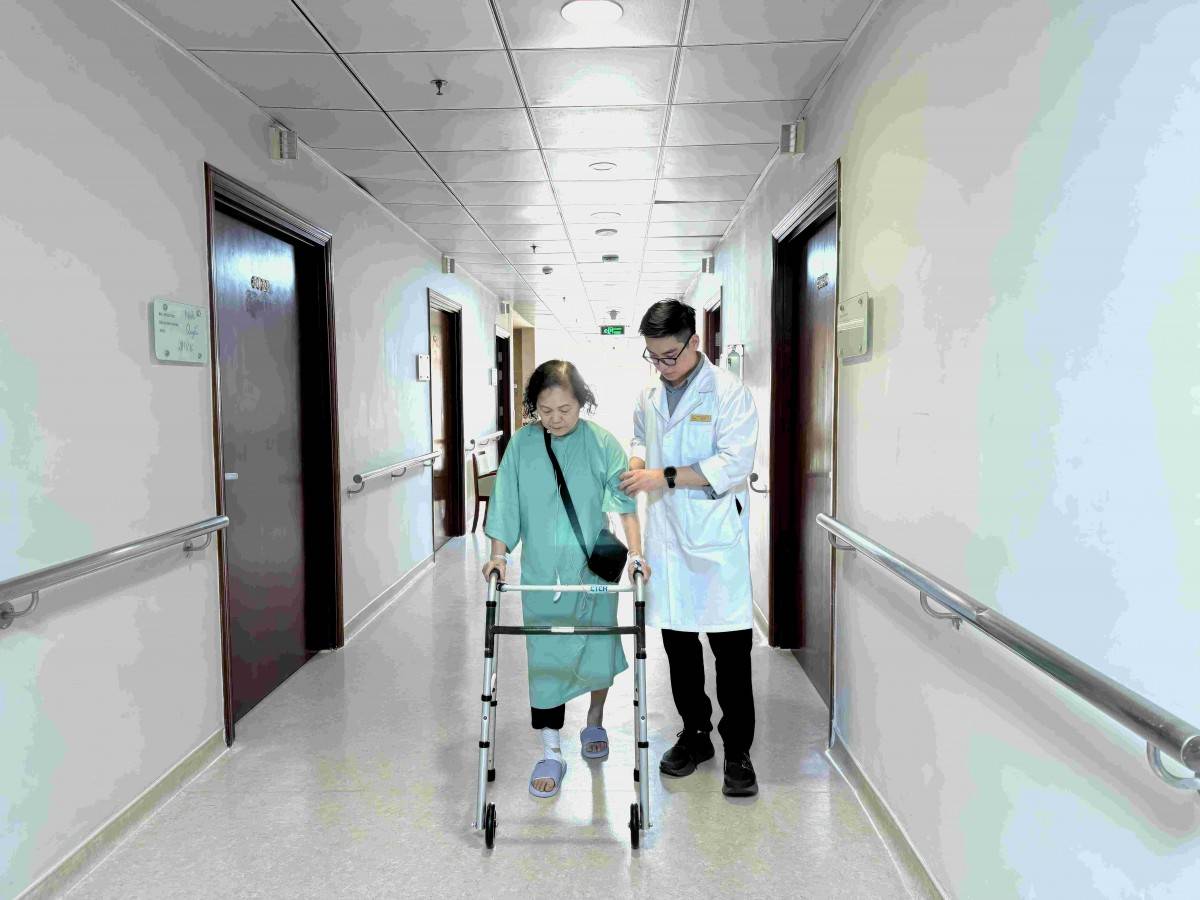 Ngay sau 3 giờ phẫu thuật, bệnh nhân đã có thể tập đi những bước đi đầu tiên.