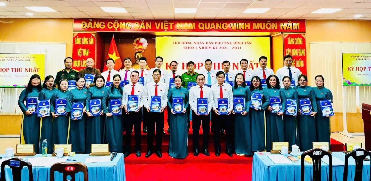 Trao Giấy chứng nhận tư cách đại biểu HĐND TP.Hồ Chí Minh khóa XI cho các đại biểu