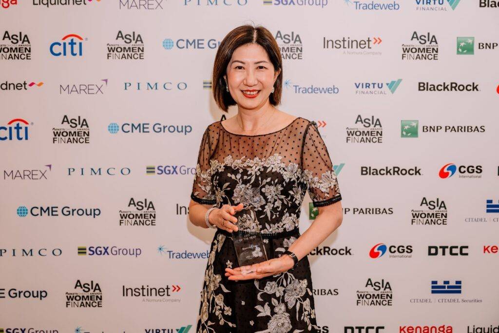 Bonnie Chan là nữ CEO đầu tiên của Sở Giao dịch và Thanh toán Hồng Kông (HKEX), đã được Tạp chí TIME vinh danh trong danh sách 100 người có ảnh hưởng nhất thế giới năm 2025.