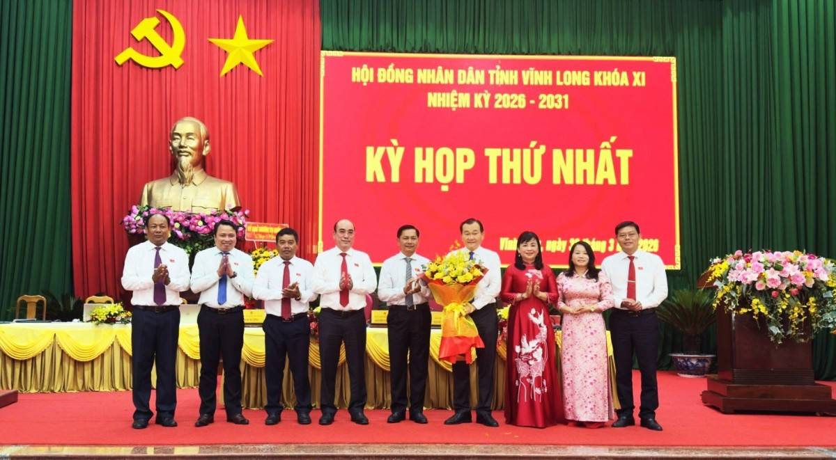 Bí thư Tỉnh ủy Vĩnh Long Trần Văn Lâu chúc mừng lãnh đạo Hội đồng nhân dân tỉnh Vĩnh Long.