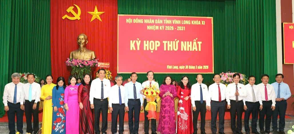 Đồng chí Hồ Thị Hoàng Yến - Ủy viên Ban Chấp hành Trung ương Đảng, Phó Bí thư Thường trực Tỉnh ủy tặng hoa chúc mừng.