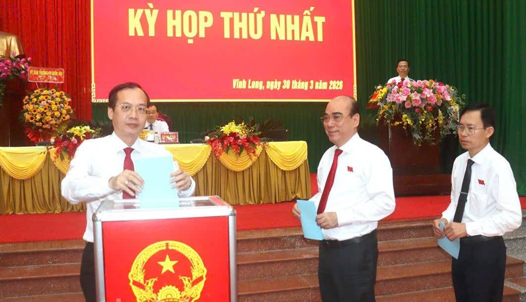 Các đại biểu tham gia bỏ phiếu