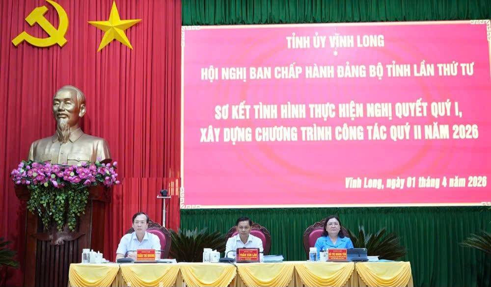 Chủ trì hội nghị.