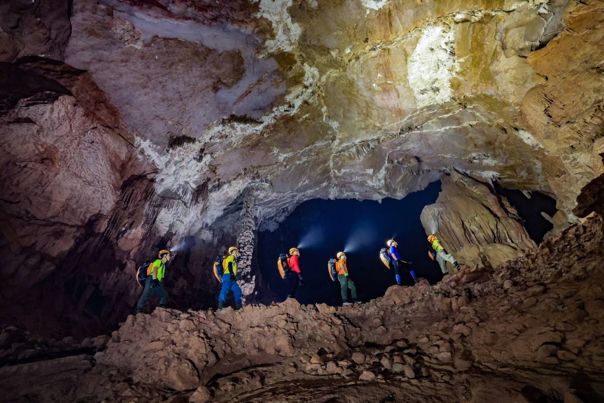 Khám phá Động châu- khe Nước Trong của Công ty TNHH Nét tin