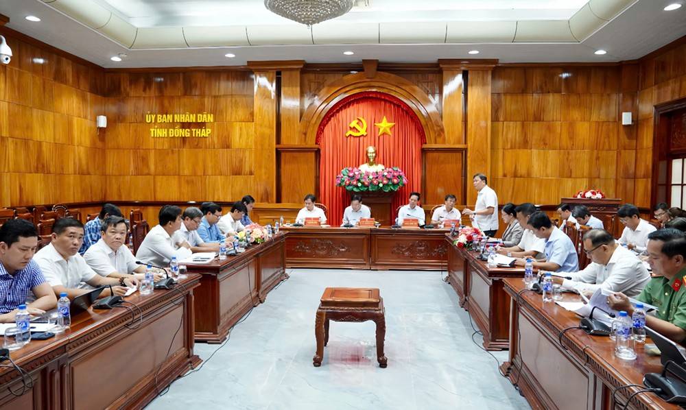 Ông Nguyễn Đình Thông – Phó Giám đốc Sở Tài chính báo cáo tại cuộc họp