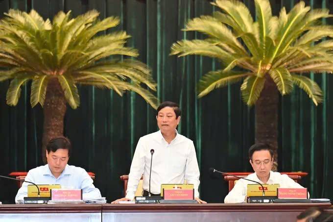 Chủ tịch HĐND TP.Hồ Chí Minh Võ Văn Minh phát biểu tại hội nghị. Ảnh: VIỆT DŨNG