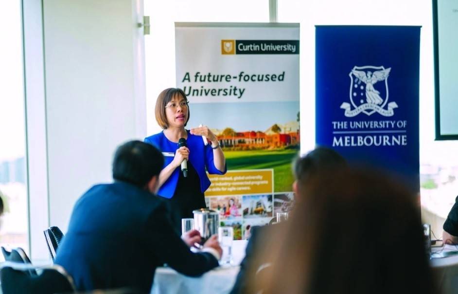 PGS. TS Dương Thị Hồng Liên, Trưởng nhóm Thị trường Carbon, Viện Chuyển dịch Năng lượng Curtin, Đại học Curtin (Australia), Phó Chủ tịch phụ trách vấn đề môi trường, xã hội, quản trị (ESG) và phát triển bền vững, Hội Trí thức và Chuyên gia người Việt tại Australia (VASEA). 