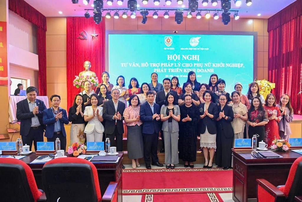 Các đại biểu chụp ảnh lưu niệm tại Hội nghị.