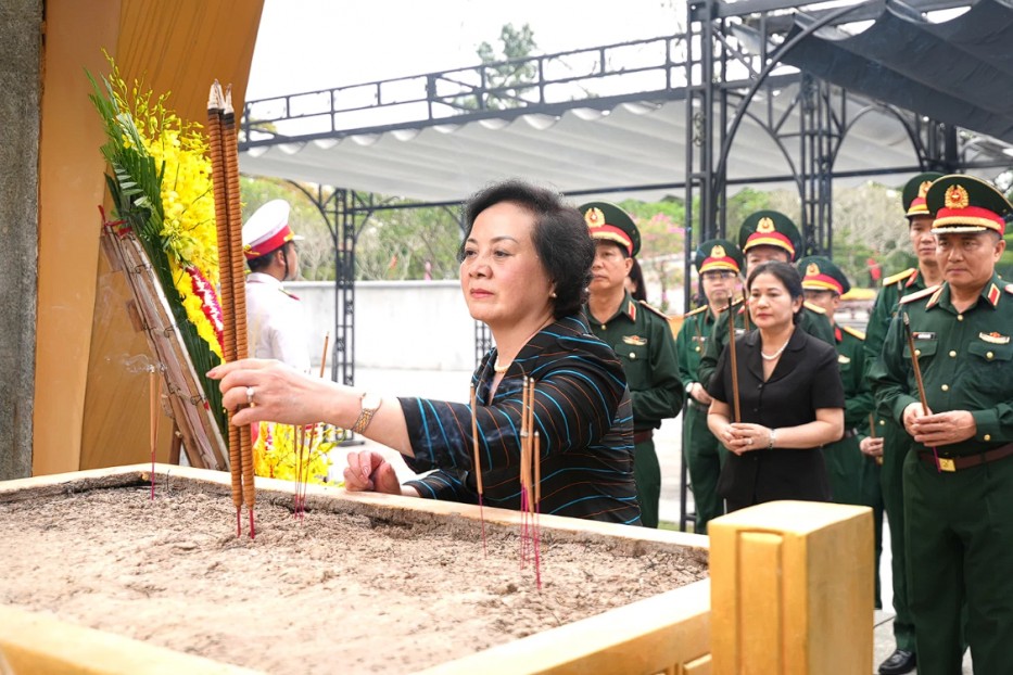Phó Thủ tướng Chính phủ Phạm Thị Thanh Trà dâng hương tri ân các anh hùng liệt sĩ tại Quảng Trị