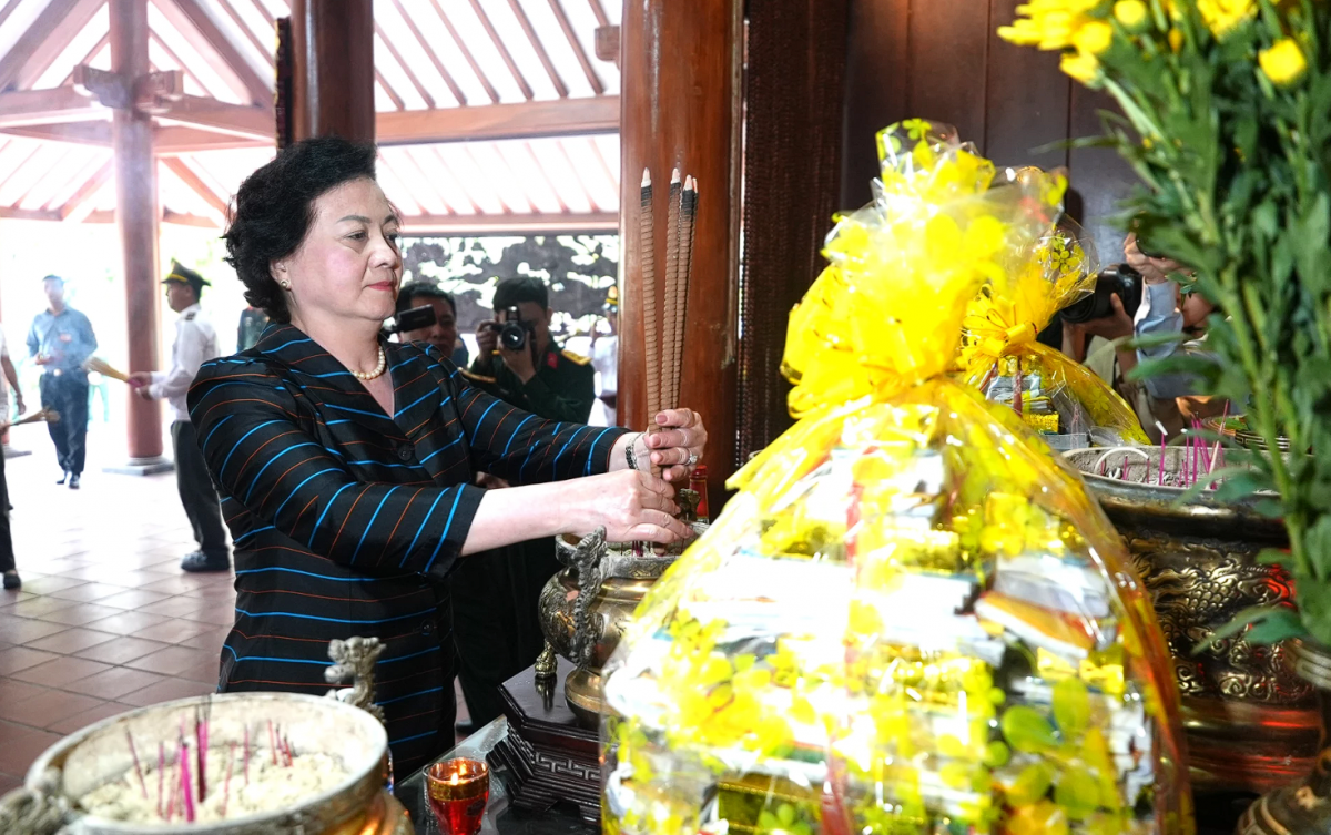 Phó Thủ tướng Chính phủ Phạm Thị Thanh Trà dâng hương tri ân các anh hùng liệt sĩ tại Quảng Trị