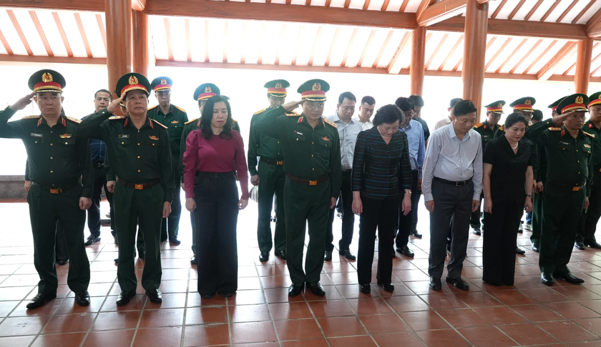 Phó Thủ tướng Chính phủ Phạm Thị Thanh Trà dâng hương tri ân các anh hùng liệt sĩ tại Quảng Trị