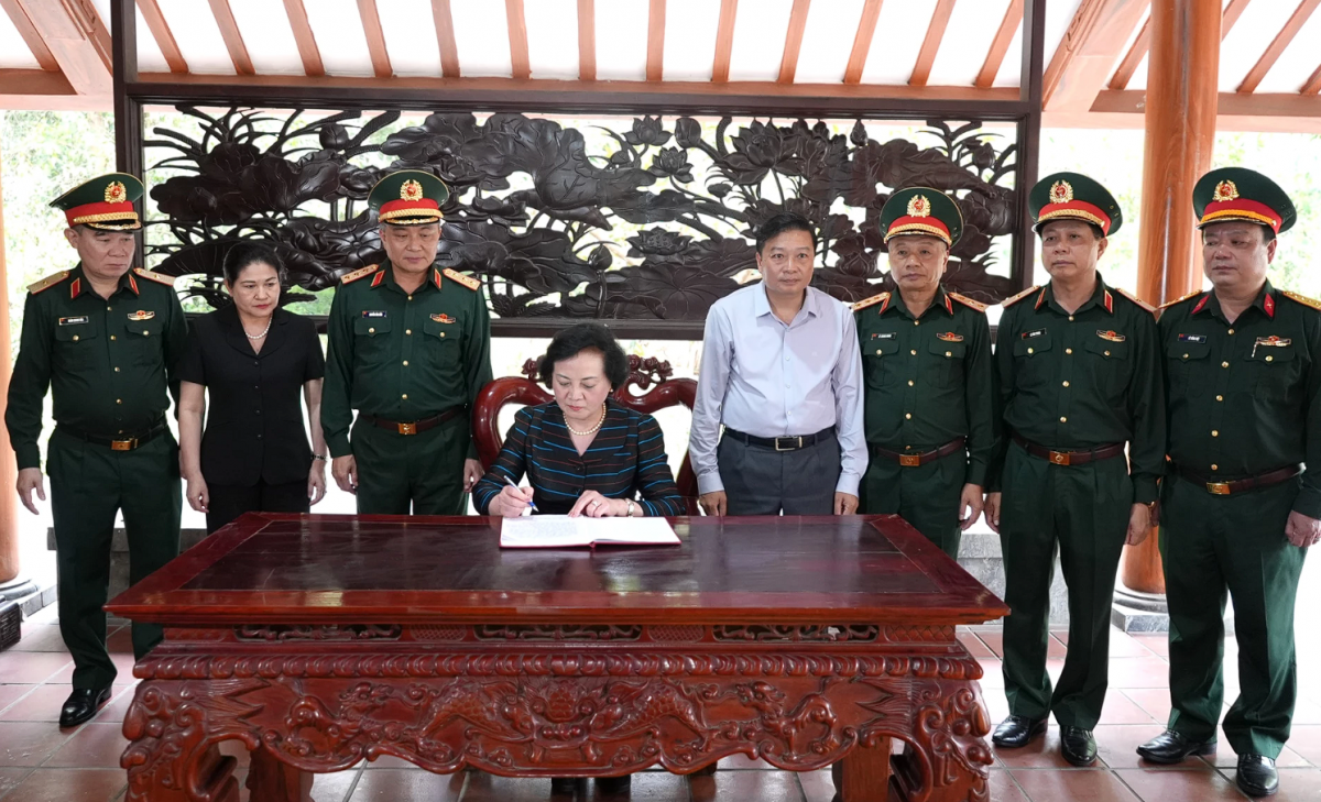 Phó Thủ tướng Chính phủ Phạm Thị Thanh Trà dâng hương tri ân các anh hùng liệt sĩ tại Quảng Trị