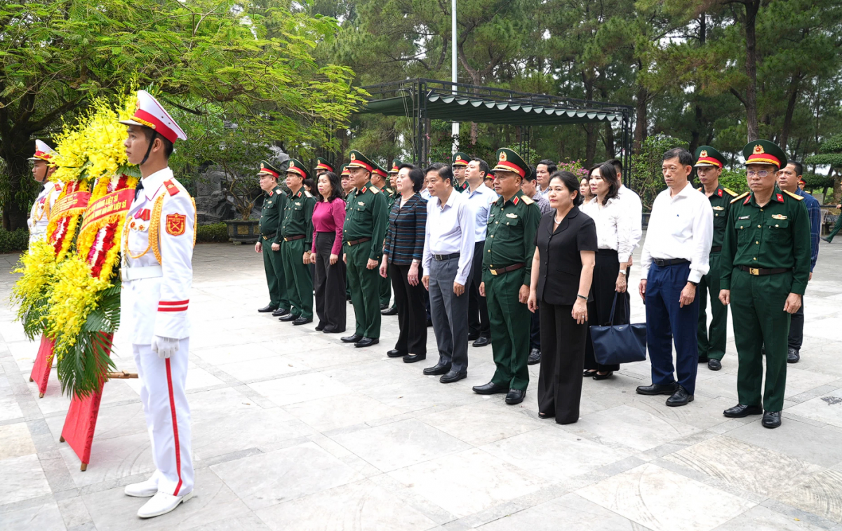 Phó Thủ tướng Chính phủ Phạm Thị Thanh Trà dâng hương tri ân các anh hùng liệt sĩ tại Quảng Trị