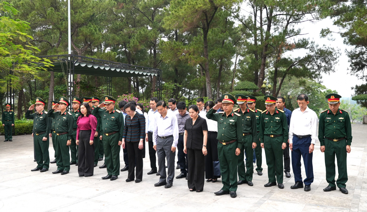 Phó Thủ tướng Chính phủ Phạm Thị Thanh Trà dâng hương tri ân các anh hùng liệt sĩ tại Quảng Trị